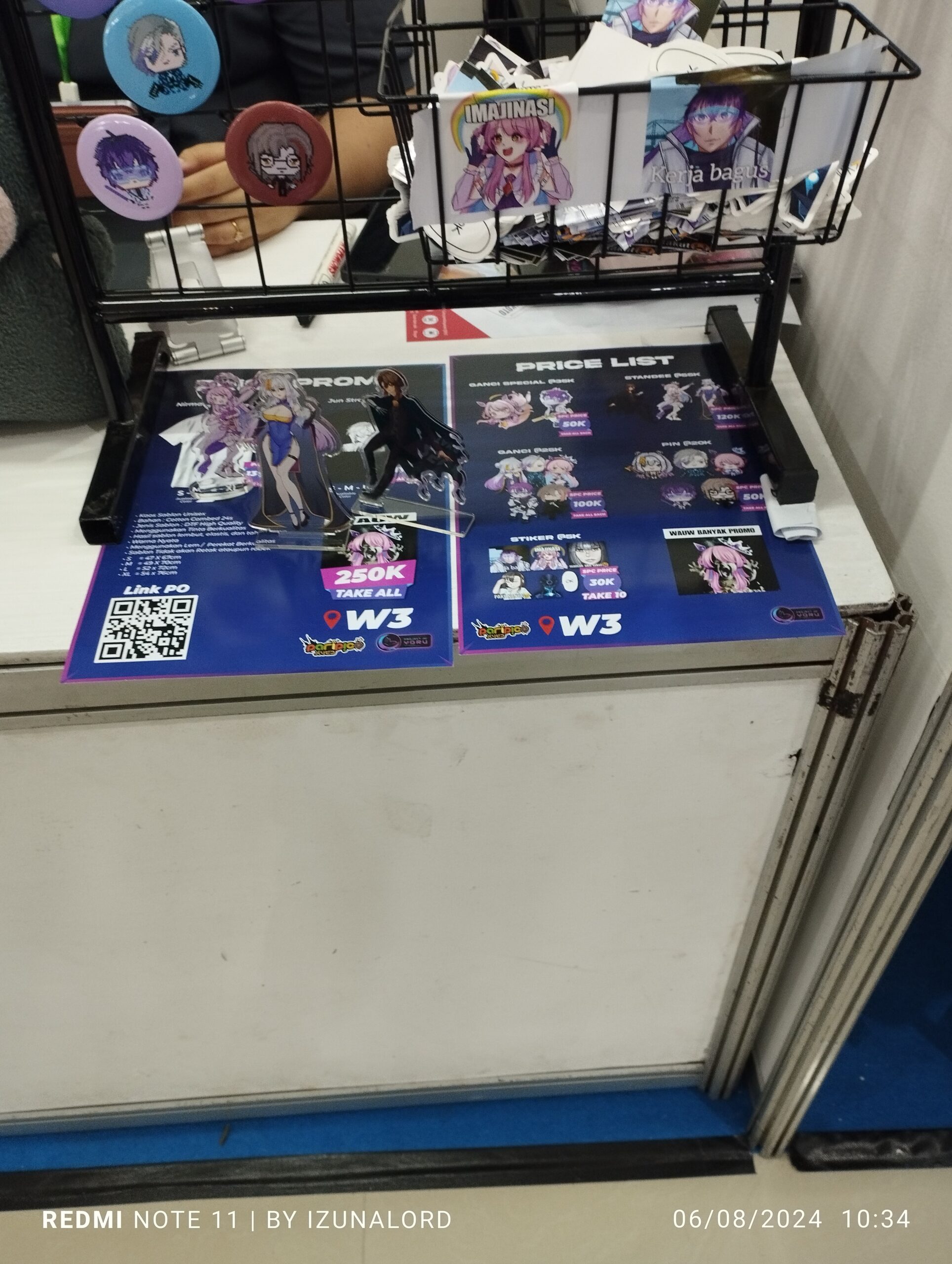 Booth Project Yoru menjajakan Merchandise para talentanya dalam berbagai versi dan bentuk. Baik Merchandise untuk dikoleksi maupun Merchandize bertema meme