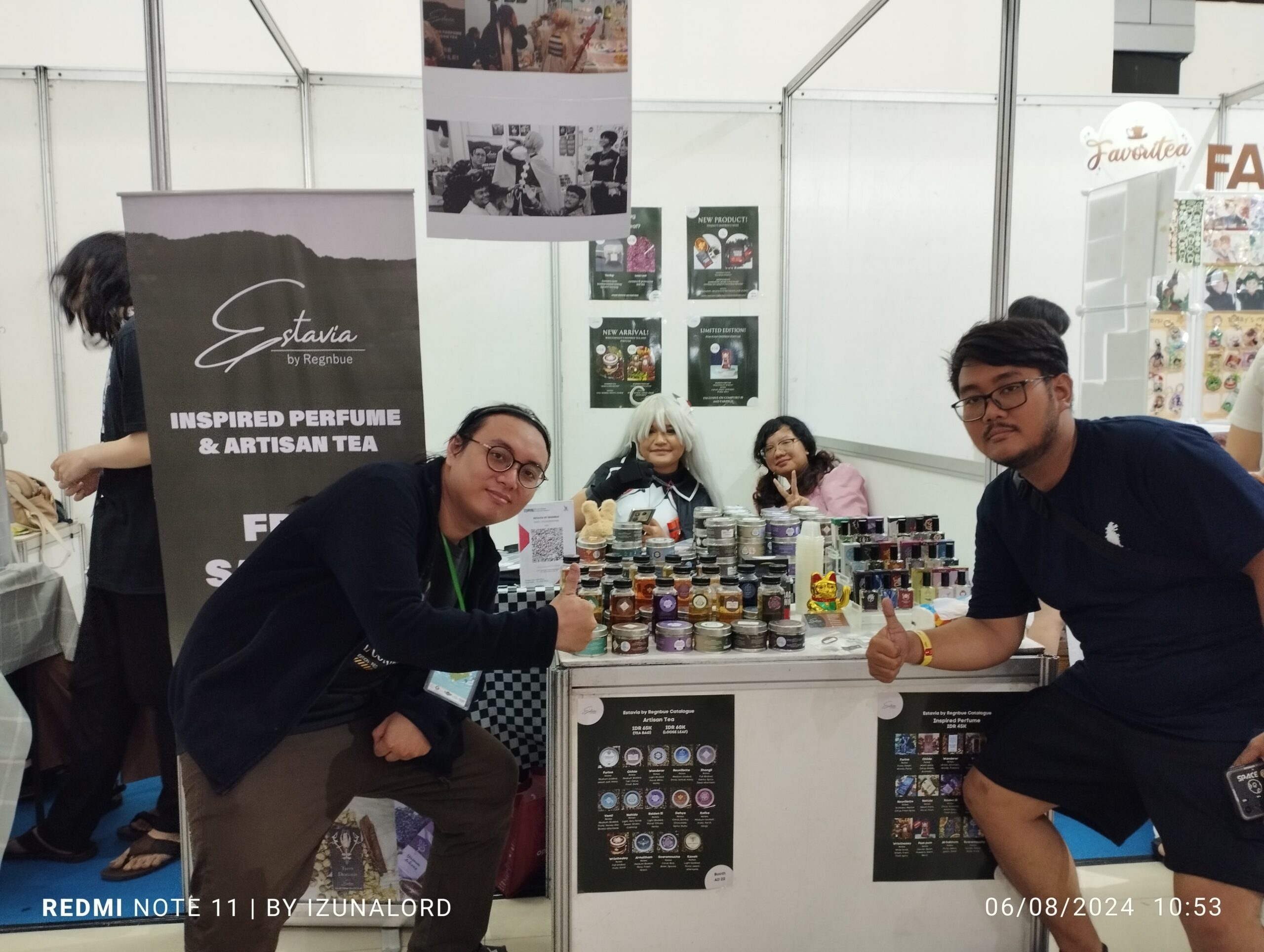 Estavia by Regnbue, Inspired Perfume & Artisan Tea. Kru yang bertugas siap menjajakan Teh dan Parfum Ala Anime dan Game